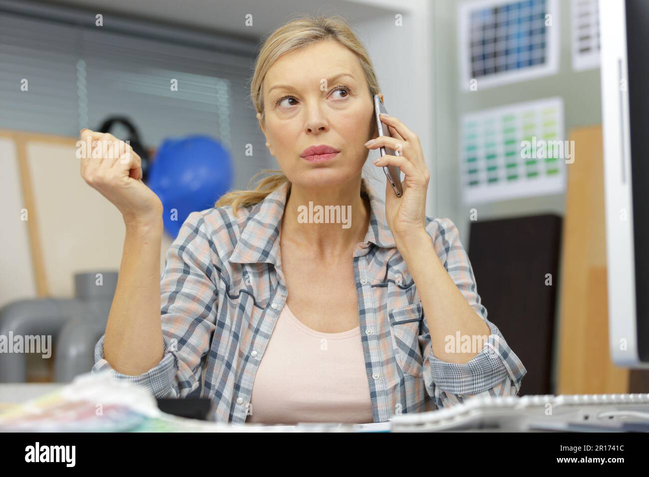 Reife Frau, die einen Anruf vom Heimbüro entgegennimmt Stockfoto