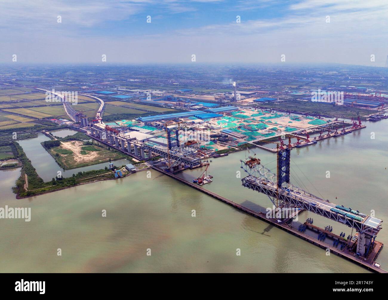 TAIZHOU, CHINA - 12. MAI 2023 - Luftfoto aufgenommen am 12. Mai 2023 zeigt Konstrukteure, die an einem Pylon auf der Baustelle des Changtai Yang arbeiten Stockfoto