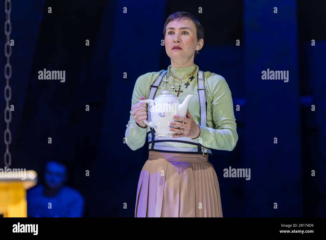 Cottbus, Deutschland. 10. Mai 2023. Die Schauspielerin Ariadne Pabst (Dora) ist im Staatstheater Cottbus während einer Fotoprobe für den Thriller „Equus“ von Peter Shaffer in der Übersetzung von Ursula Grützmacher-Tabori auf der Bühne. Das Stück wurde von Philipp Rosendahl geleitet, die Bühne wurde von Daniel Roskamp entworfen, und die Kostüme wurden von Johann Brigitte Schima entworfen. Die Premiere findet am 13. Mai 2023 statt. Kredit: Frank Hammerschmidt/dpa/Alamy Live News Stockfoto