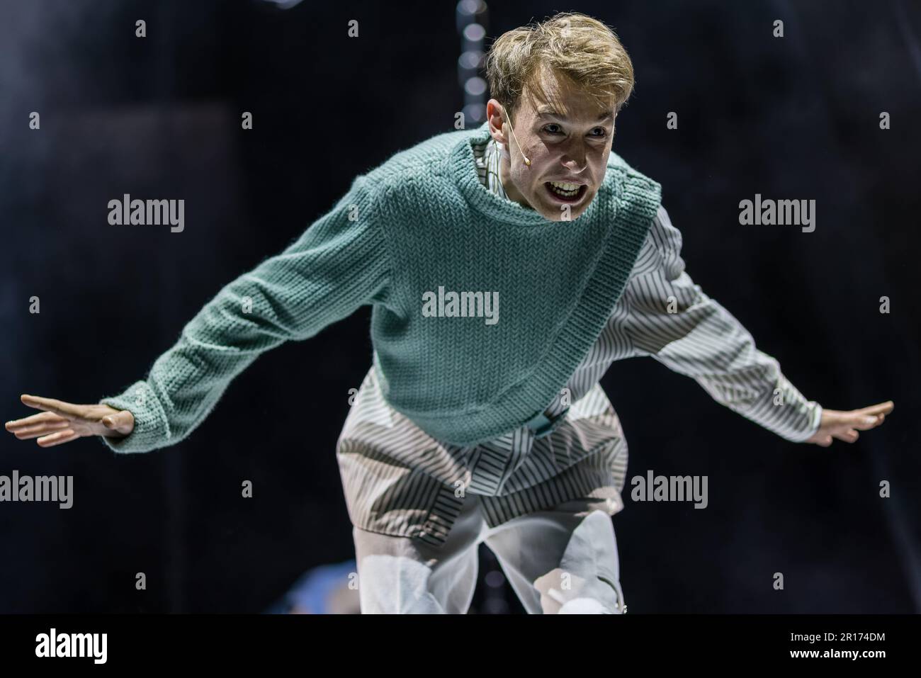 Cottbus, Deutschland. 10. Mai 2023. Der Schauspieler Torben Appel (Alan) ist im Staatstheater Cottbus während einer Fotoprobe für den Thriller „Equus“ von Peter Shaffer in der Übersetzung von Ursula Grützmacher-Tabori auf der Bühne. Das Stück wurde von Philipp Rosendahl geleitet, die Bühne wurde von Daniel Roskamp entworfen, und die Kostüme wurden von Johann Brigitte Schima entworfen. Die Premiere findet am 13. Mai 2023 statt. Kredit: Frank Hammerschmidt/dpa/Alamy Live News Stockfoto