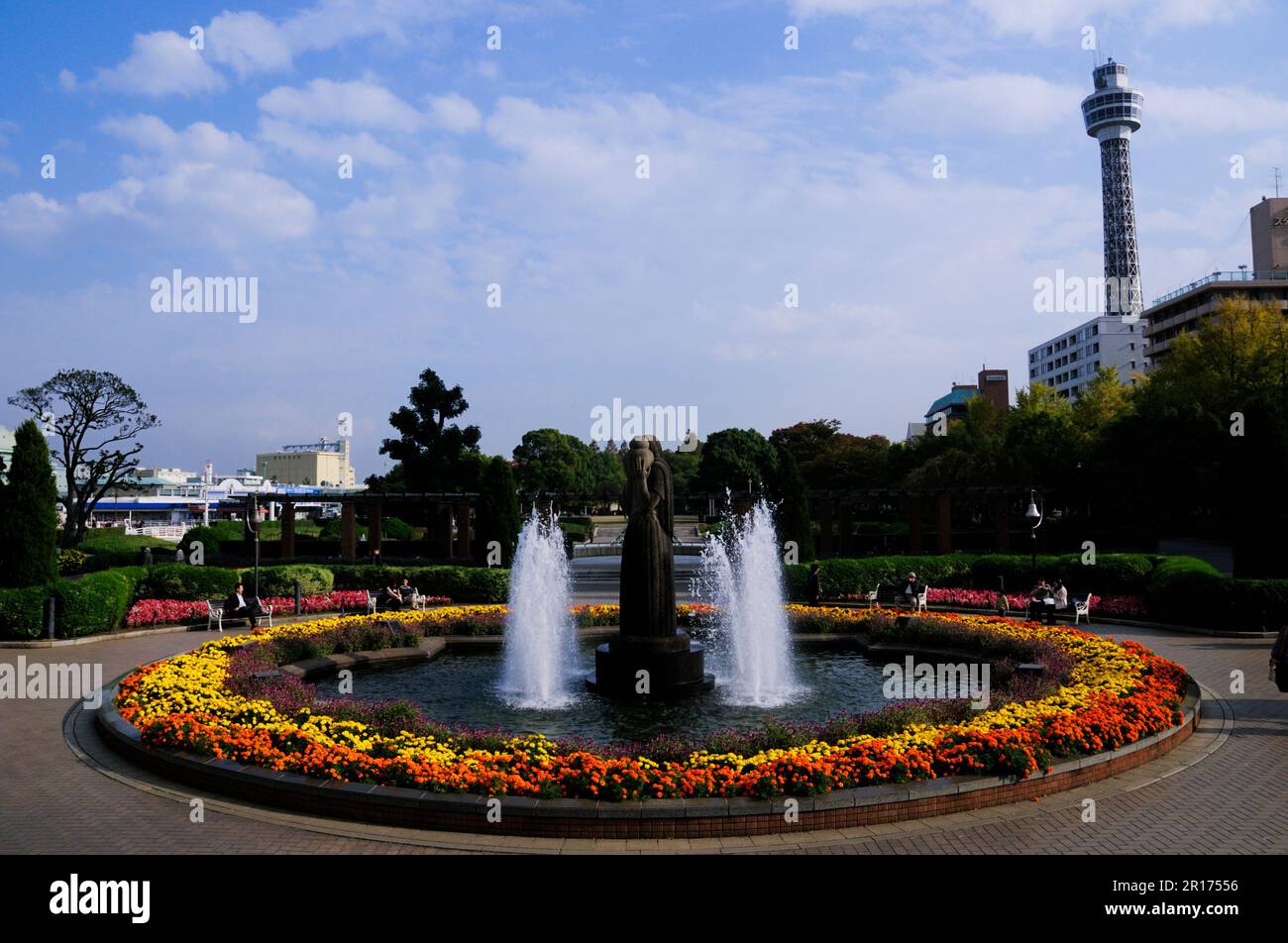 Brunnen des Yamashita Park und Yokohama Marine Tower Stockfoto