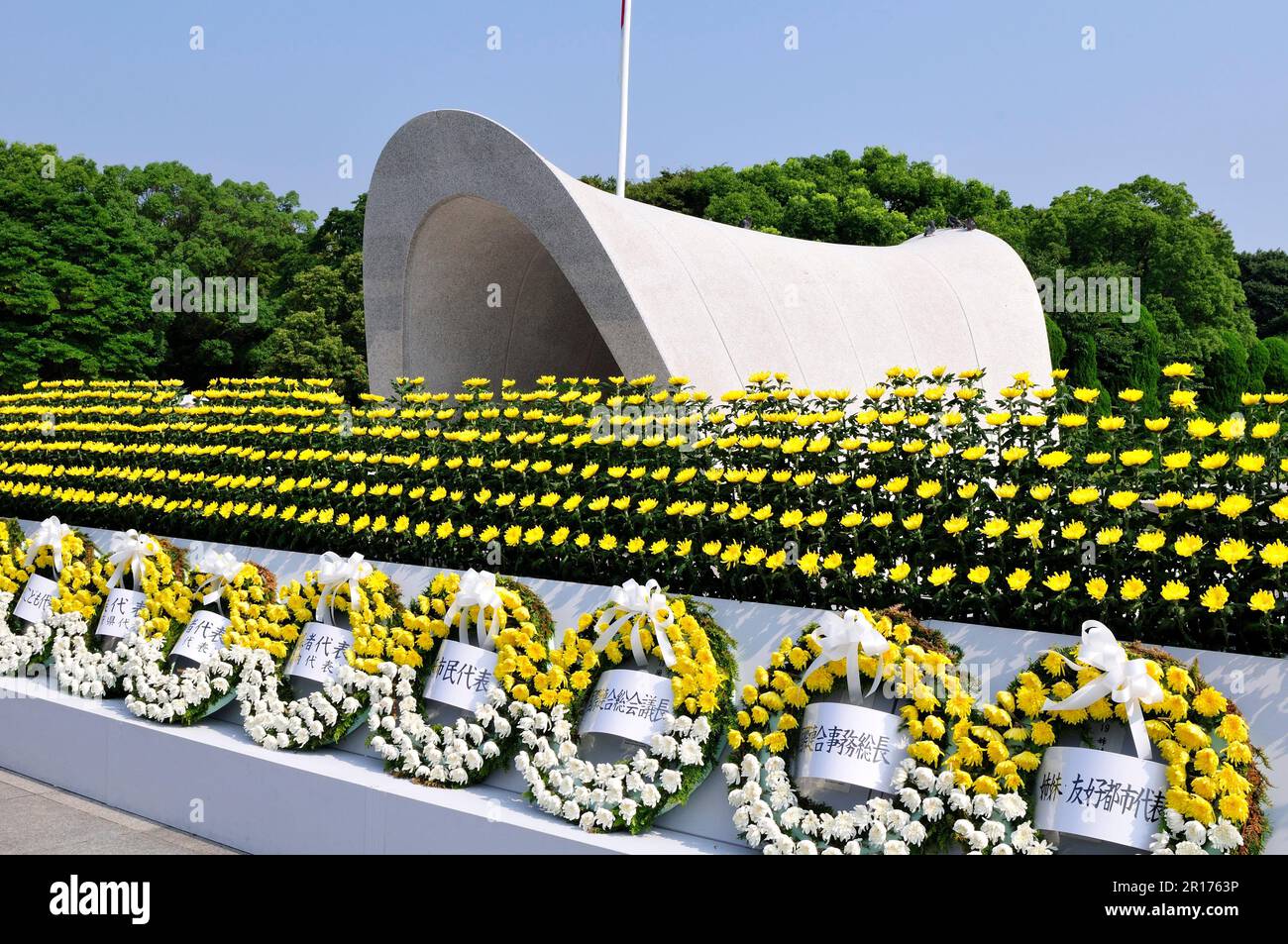 Blumenangebote im Hiroshima Peace Park Memorial Tower Stockfoto