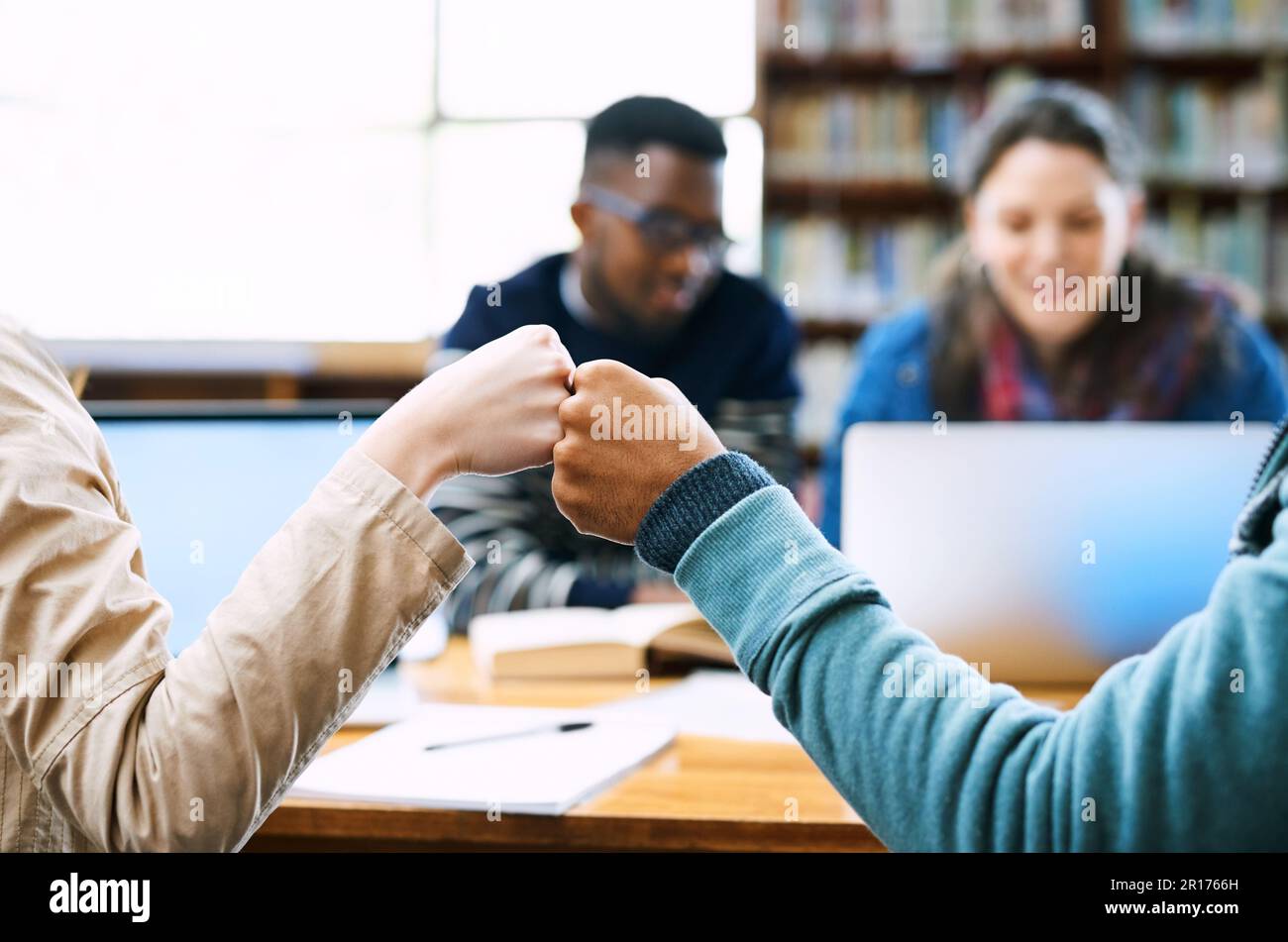 Würden diese Tests auf sich nehmen. Rückansicht von zwei Studenten, die