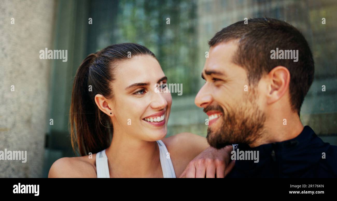 Gute Gesundheit inspiriert Glück. Ein junges Paar, das zusammen in der Stadt trainiert. Stockfoto