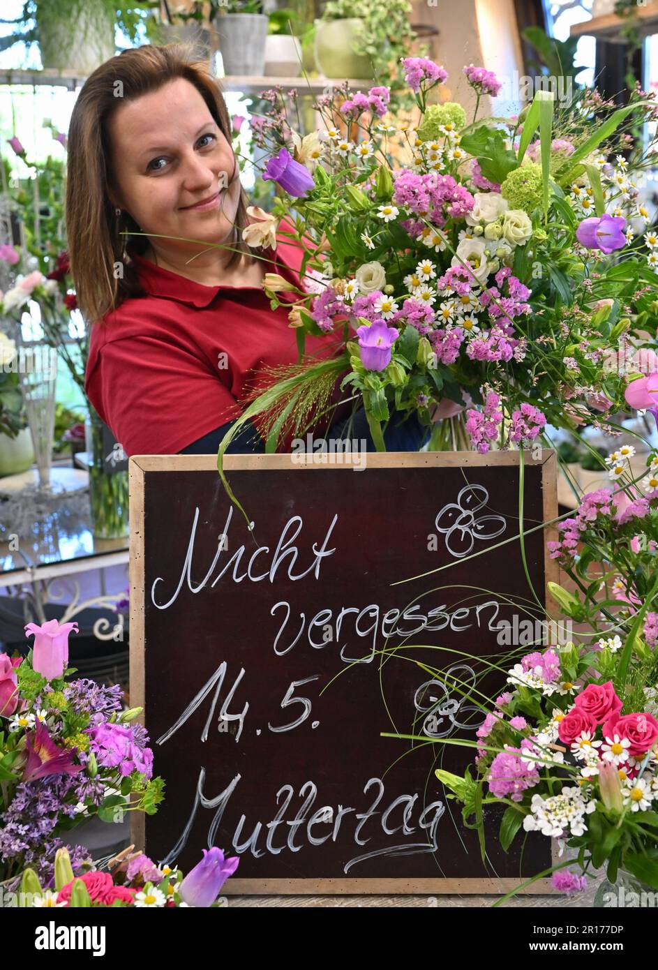 Storkow, Deutschland. 12. Mai 2023. Jessica Sell, Floristin bei Blumenscheune Heinrich, bereitet Bouquets für den Muttertag vor. Der Muttertag fällt dieses Jahr am 14. Mai. Vor 100 Jahren - im Jahr 1923 - existierte sie erstmals in Deutschland. Kredit: Patrick Pleul/dpa/Alamy Live News Stockfoto