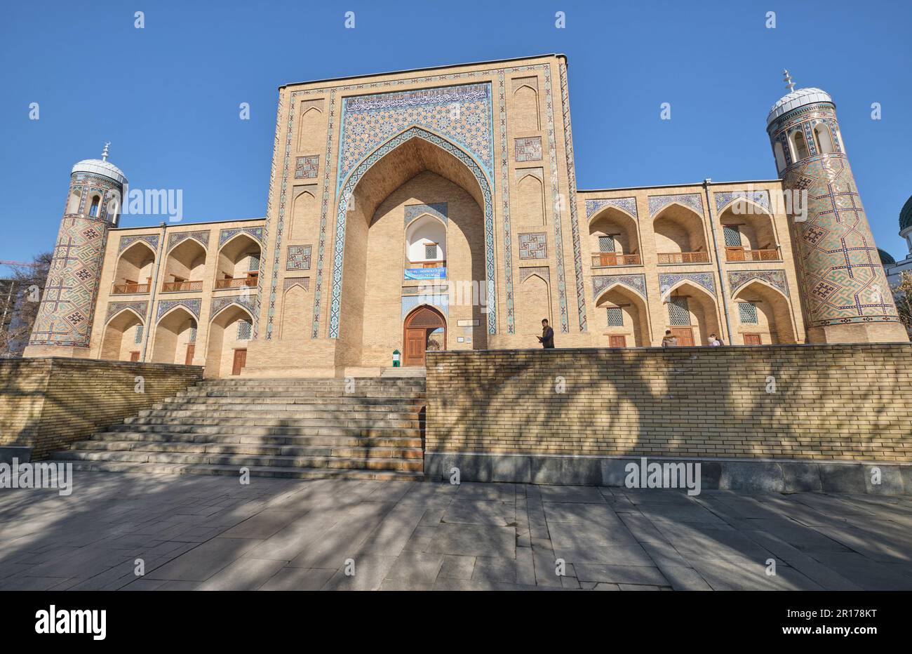 Außenansicht, Vorderfassade mit Blick auf das antike Seidenstraßengebäude. Im Kukeldash Madrasah in Taschkent, Usbekistan. Stockfoto