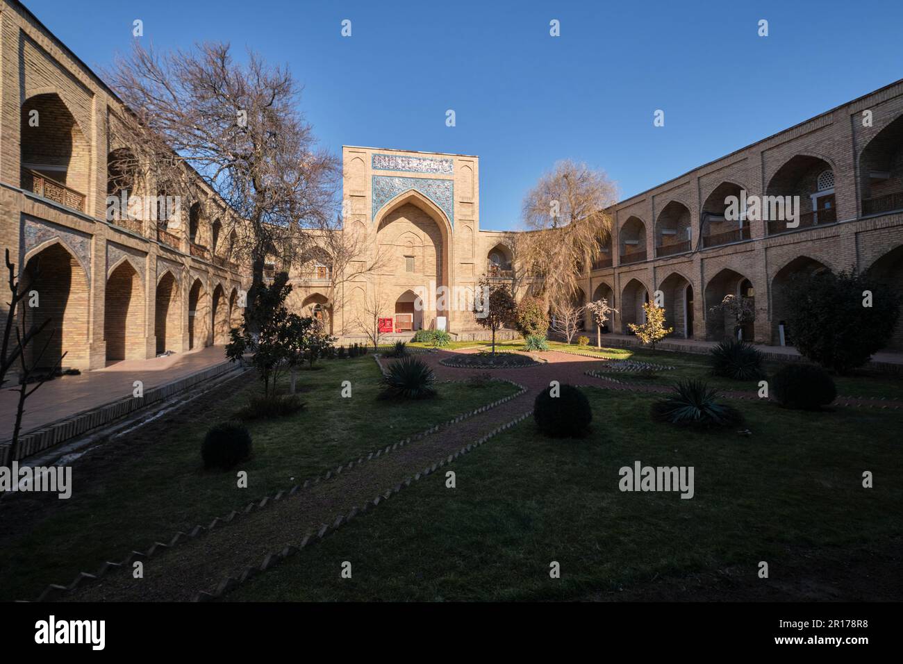 Blick auf den Innenhof des alten Seidenstraßengebäudes. Im Kukeldash Madrasah in Taschkent, Usbekistan. Stockfoto