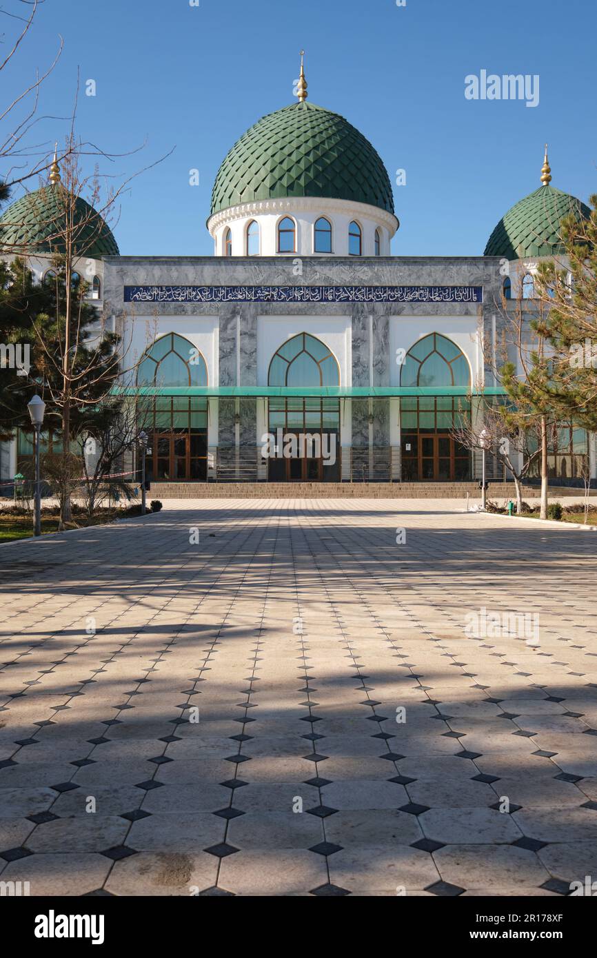 Außenansicht der Fassade des Vordereingangs mit grüner Kuppel. In der grünen und weißen Hoja Ahror Valiy Moschee in Taschkent, Usbekistan. Stockfoto