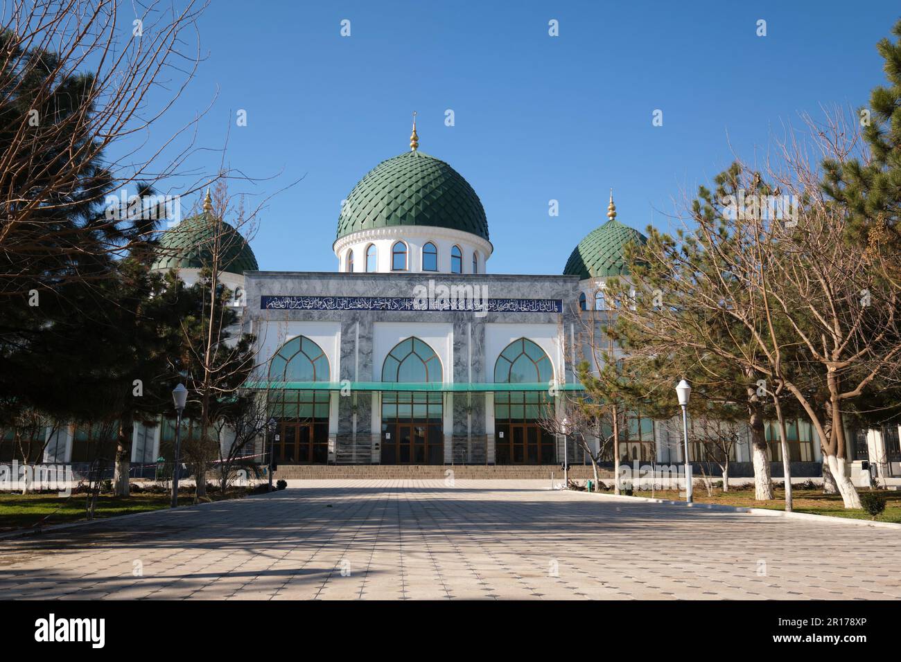 Außenansicht der Fassade des Vordereingangs mit grüner Kuppel. In der grünen und weißen Hoja Ahror Valiy Moschee in Taschkent, Usbekistan. Stockfoto