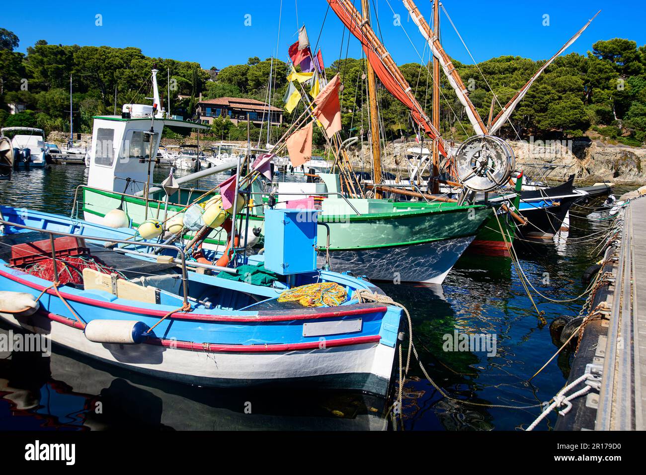 Ein Fischerboot, das in einem Hafen bei der Côte dAzur vor Anker liegt, sein nautisches Schiff, das vor dem blauen Himmel und einem riesigen Gewässer glitzert. Ein zuverlässiger Modus von Stockfoto