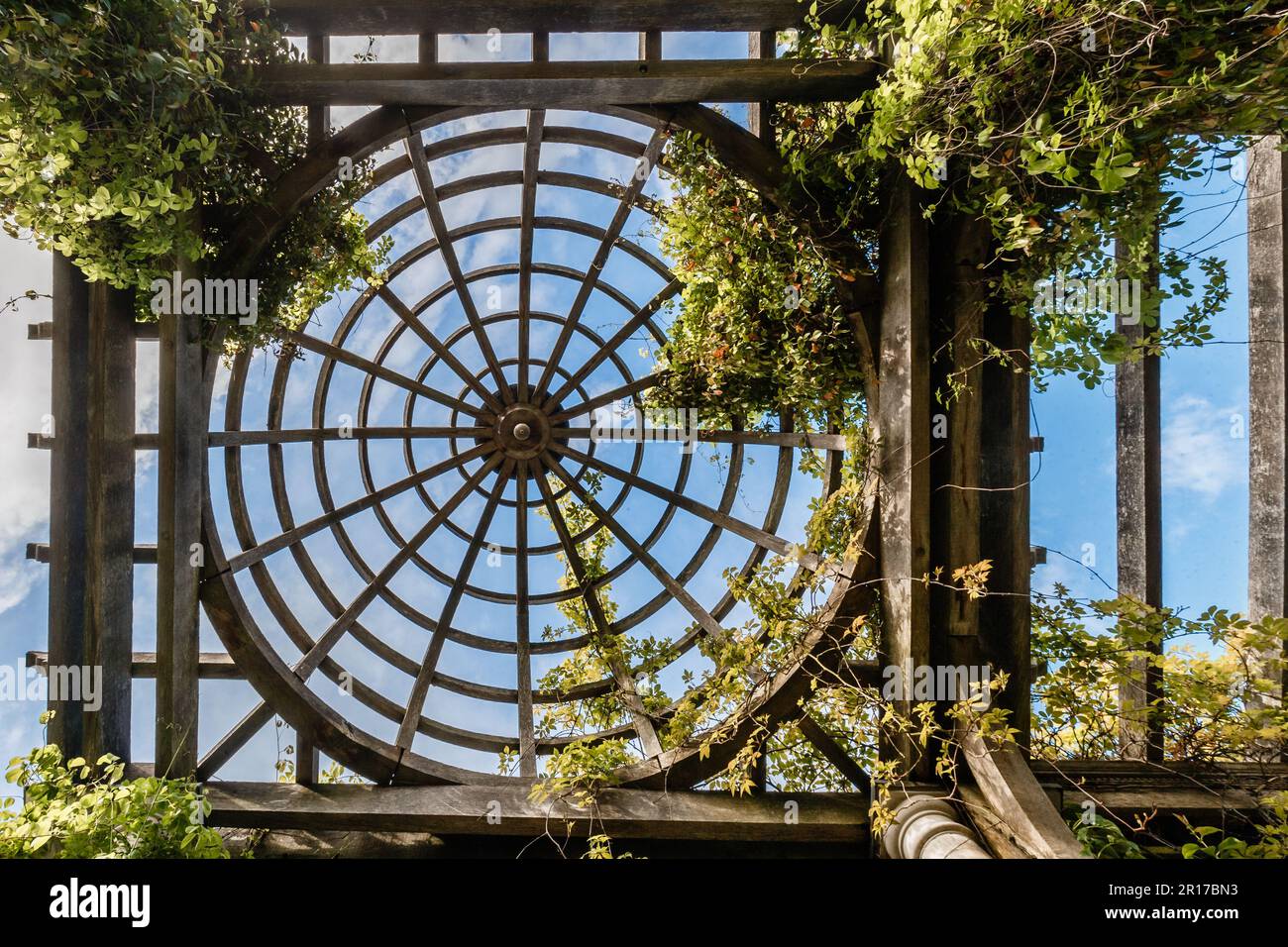 Eine abstrakte geometrische Ansicht eines Bauwerks im Hampstead Pergola & Hill Gardens in Hampstead Heath in London. Stockfoto