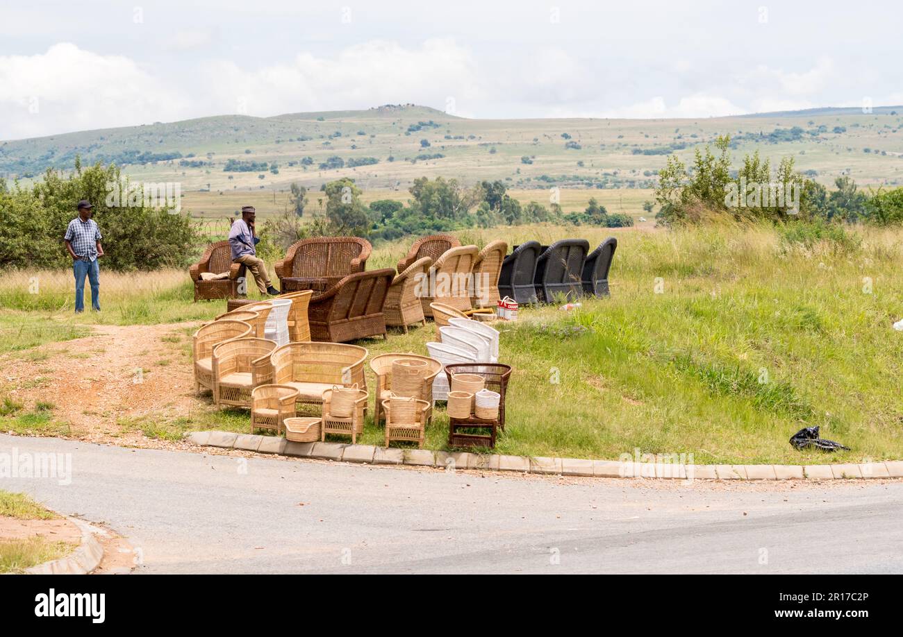 Afrikanische Straßenverkäufer oder Verkäufer am Straßenrand, die Möbel als Kleinunternehmer in Gauteng Südafrika verkaufen Stockfoto
