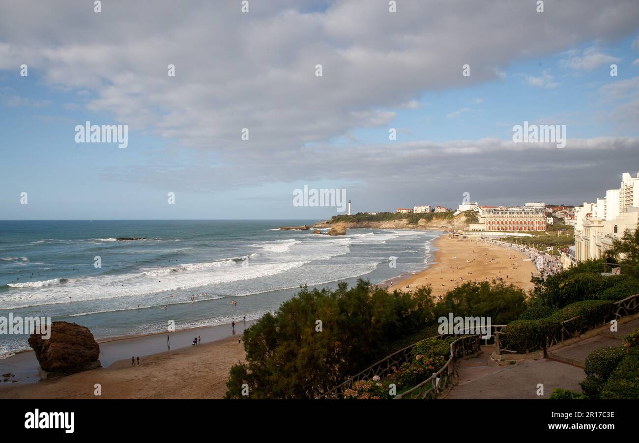 Biarritz, Frankreich. 05. Okt. 2019. Blick auf die Stadt Biarritz im Baskenland (Pyrenäen-Atlantiques) mit der „Grande Plage“, der „Plage du Miramar“ und dem Leuchtturm. Kredit: Daniel Karmann/dpa/Daniel Karmann/dpa/Alamy Live News Stockfoto