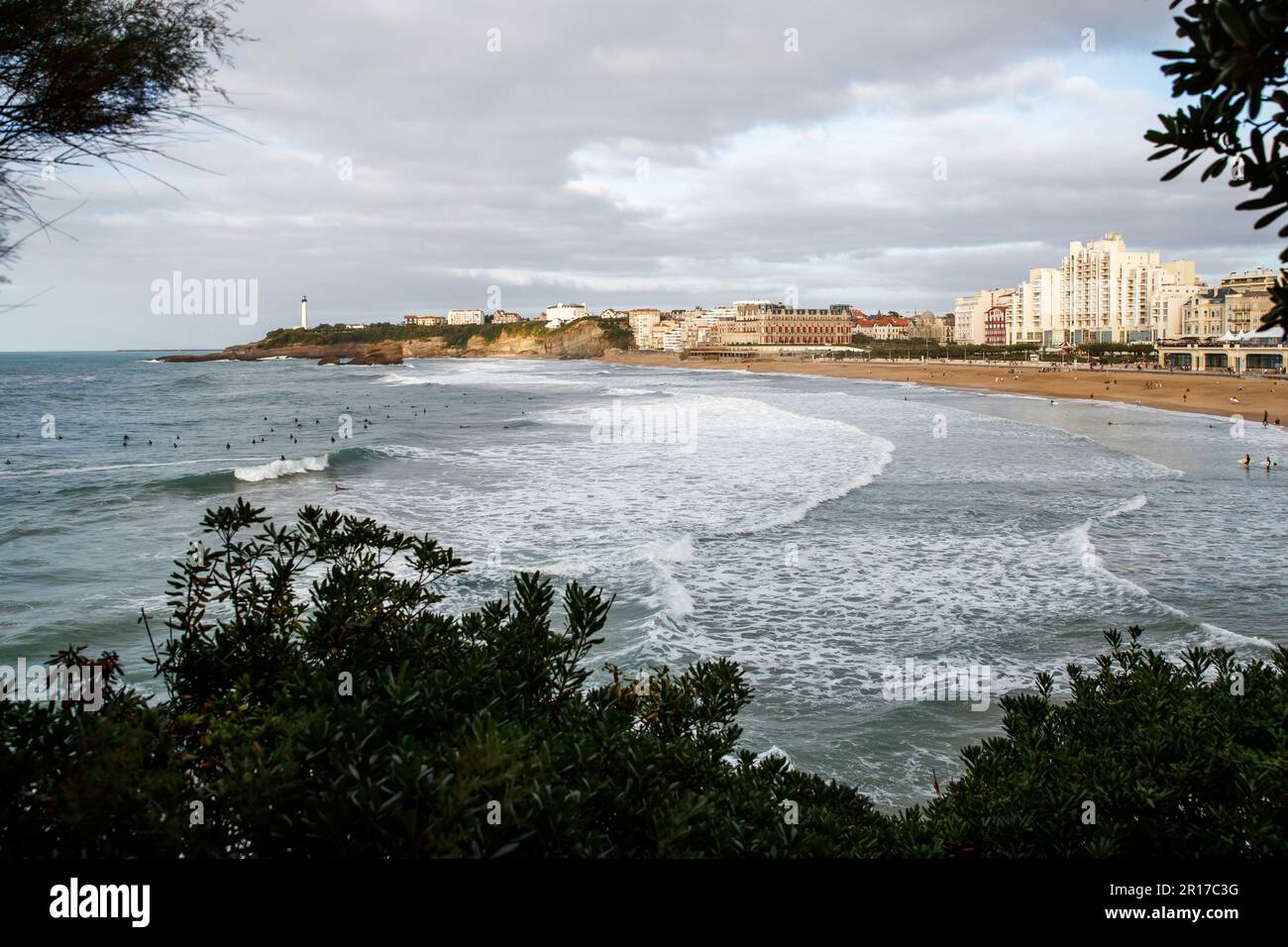 Biarritz, Frankreich. 05. Okt. 2019. Blick auf die Stadt Biarritz im Baskenland (Pyrenäen-Atlantiques) mit der „Grande Plage“, der „Plage du Miramar“ und dem Leuchtturm. Kredit: Daniel Karmann/dpa/Daniel Karmann/dpa/Alamy Live News Stockfoto