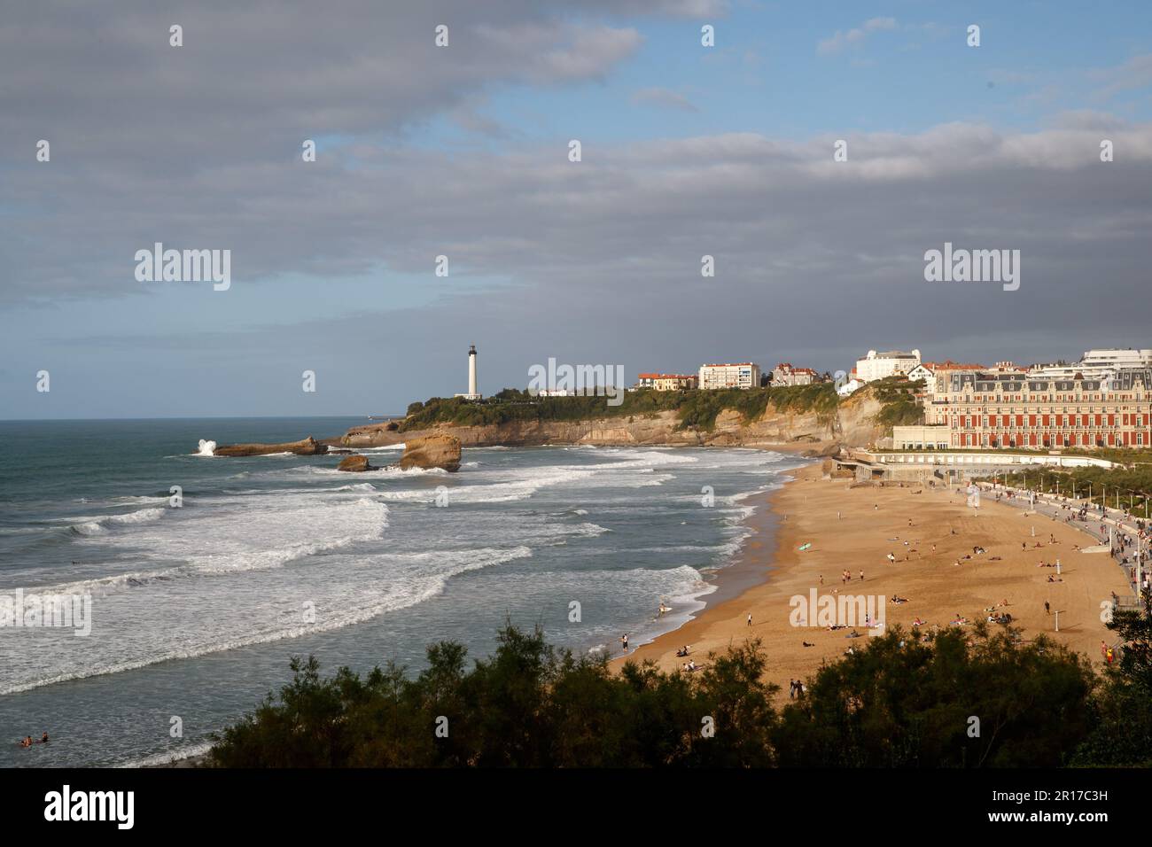 Biarritz, Frankreich. 05. Okt. 2019. Blick auf die Stadt Biarritz im Baskenland (Pyrenäen-Atlantiques) mit der „Grande Plage“, der „Plage du Miramar“ und dem Leuchtturm. Kredit: Daniel Karmann/dpa/Daniel Karmann/dpa/Alamy Live News Stockfoto