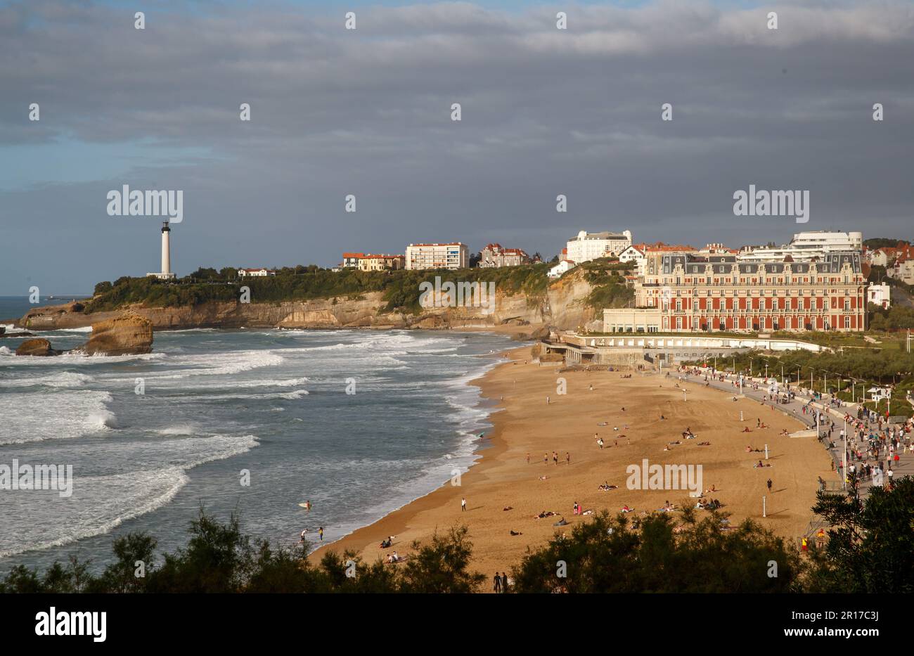 Biarritz, Frankreich. 05. Okt. 2019. Blick auf die Stadt Biarritz im Baskenland (Pyrenäen-Atlantiques) mit der „Grande Plage“, der „Plage du Miramar“ und dem Leuchtturm. Kredit: Daniel Karmann/dpa/Daniel Karmann/dpa/Alamy Live News Stockfoto