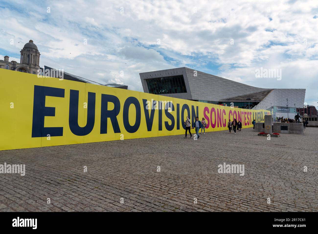 Liverpool, Großbritannien. 11. Mai 2023. Die Leute laufen am Horten im Eurovision Village am Pier Head in Liverpool vorbei. Der Eurovision-Song-Wettbewerb, der letztes Jahr von der Ukraine gewonnen wurde, die in diesem Jahr wegen des andauernden Krieges mit Russland nicht Gastgeber sein kann. Kredit: SOPA Images Limited/Alamy Live News Stockfoto