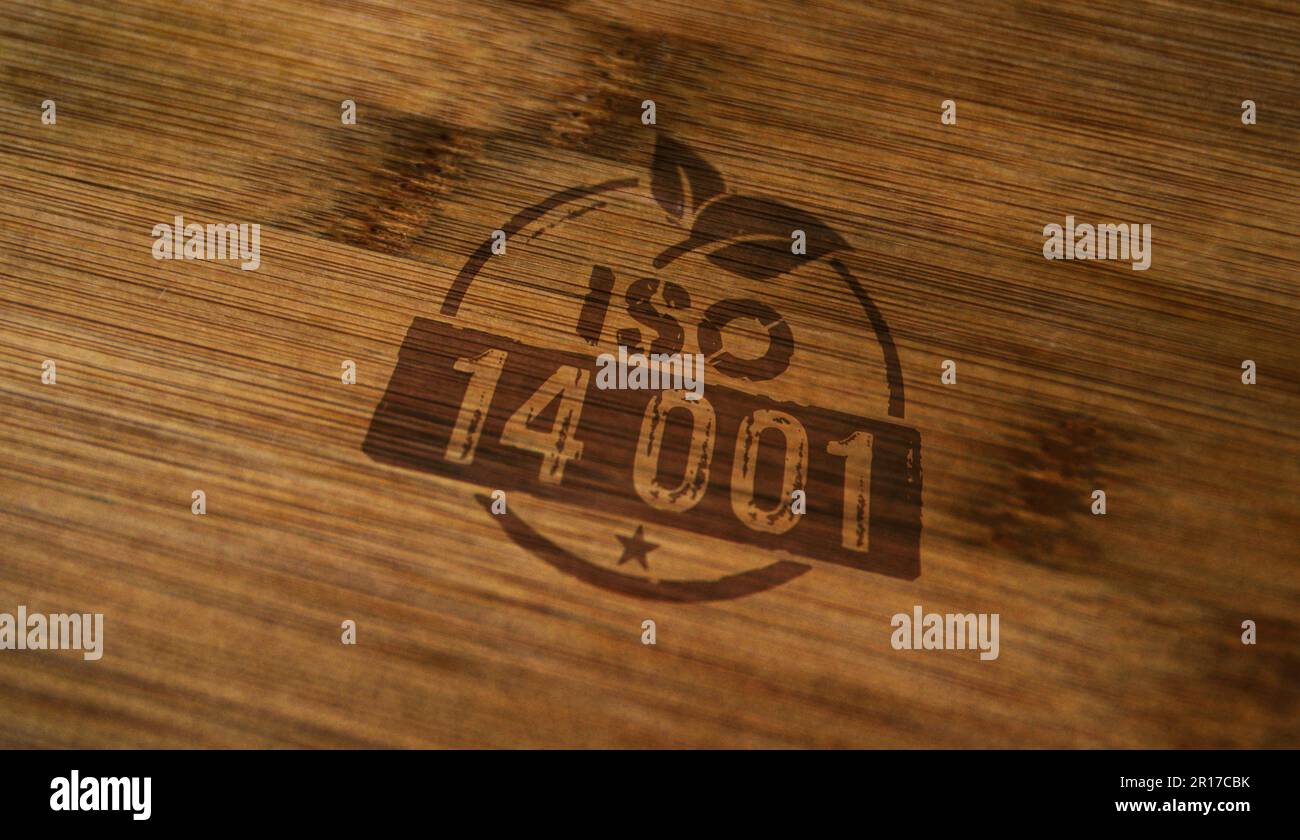 ISO 14001-zertifizierter Stempel auf Holzkiste aufgedruckt. Konzept der Umweltzertifikate. Stockfoto
