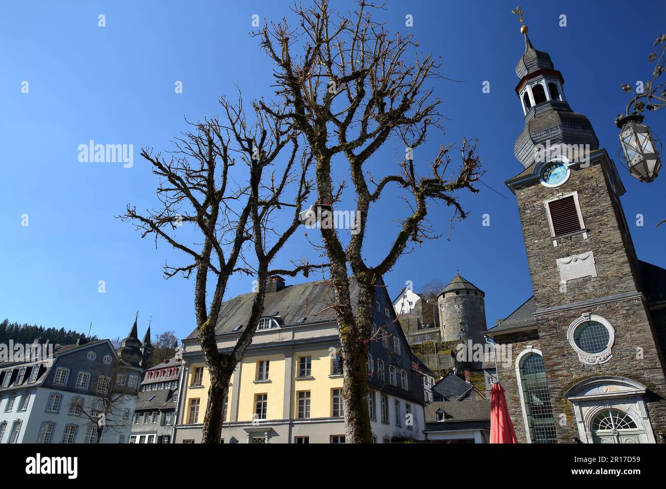 Das historische Zentrum der mittelalterlichen Stadt Monschau, Nordrhein-Westfalen, Deutschland, mit Fachwerkhäusern Stockfoto