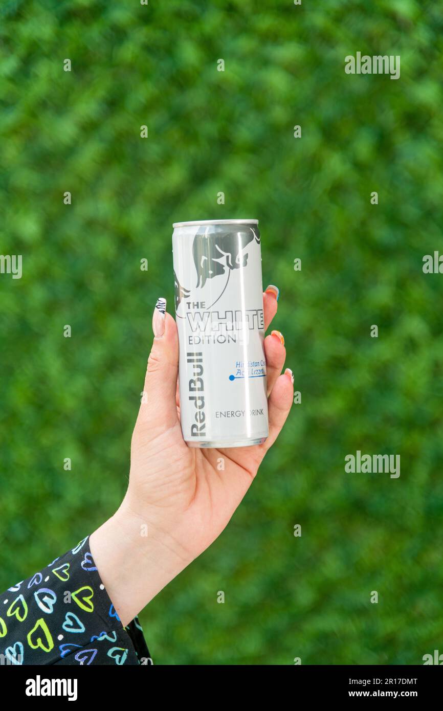 Antalya, Türkei - 10. Mai 2023 : Red Bull White Edition, das neue Produkt der Marke Red Bull Energy Drink Stockfoto