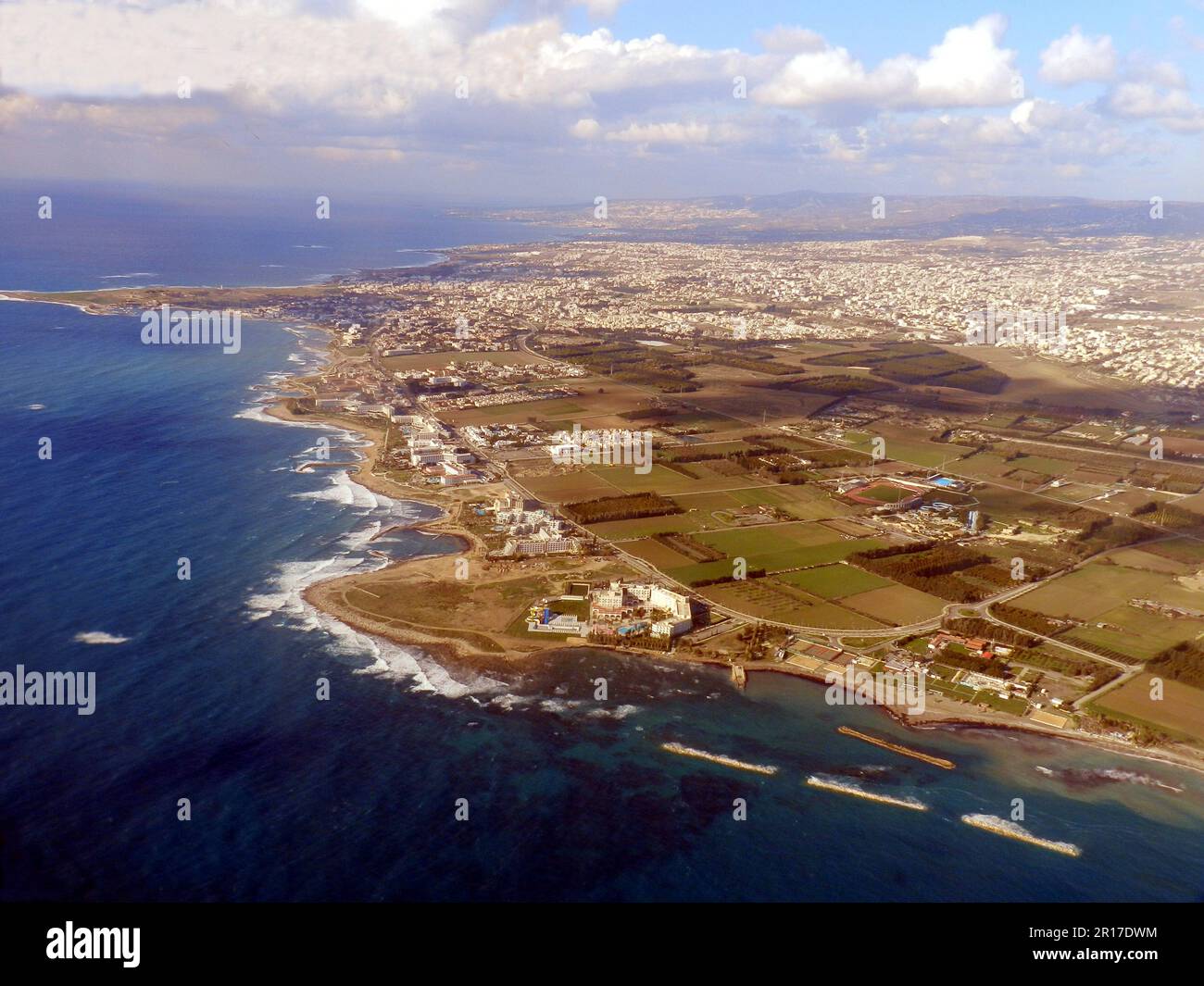 Zypern, Paphos: Luftaufnahme der Stadt und Landzunge mit neuen Hotels (einschließlich Annabelle) entlang der Küste im Vordergrund. Stockfoto