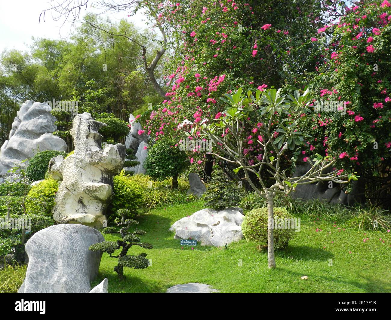 Thailand, Chonburi: Der Million Years Stone Park (Pattaya Crocodile Farm) - Landschaftsgärten und natürliche Felsformationen. Stockfoto