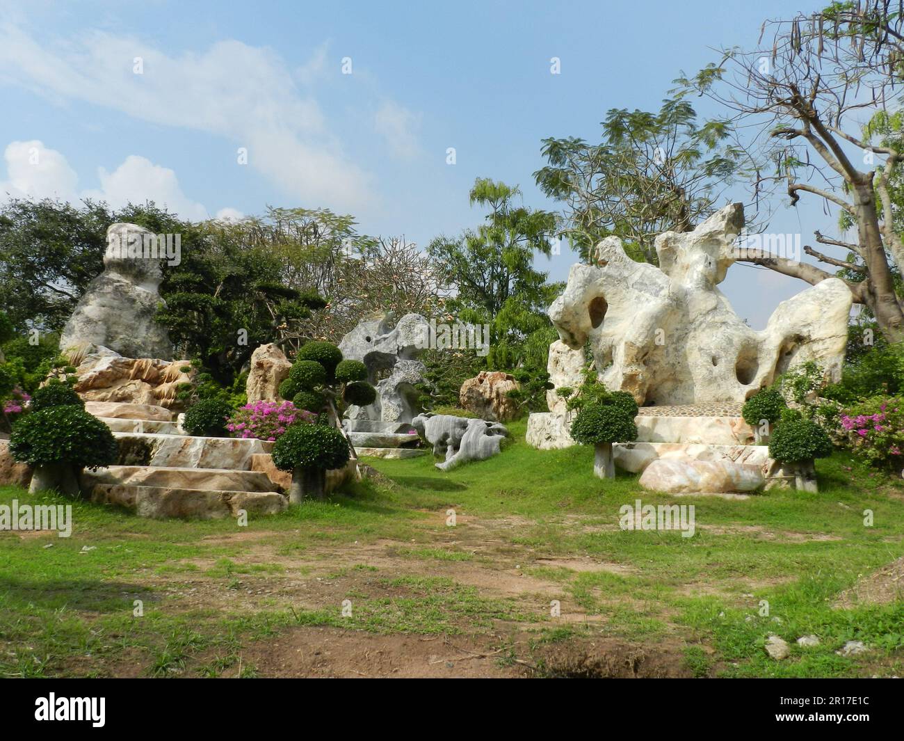 Thailand, Chonburi: Der Million Years Stone Park (Pattaya Crocodile Farm) - Landschaftsgärten und natürliche Felsformationen. Stockfoto