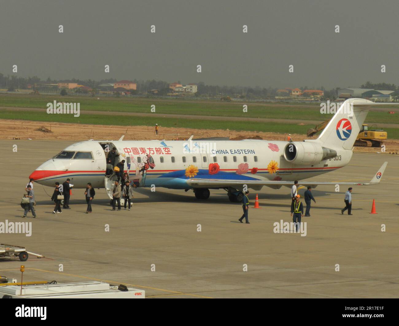 Thailand, Flughafen Bangkok: B-3013. Bombardier CRJ-200ER von China Eastern Airlines auf 10.02.2012. Stockfoto