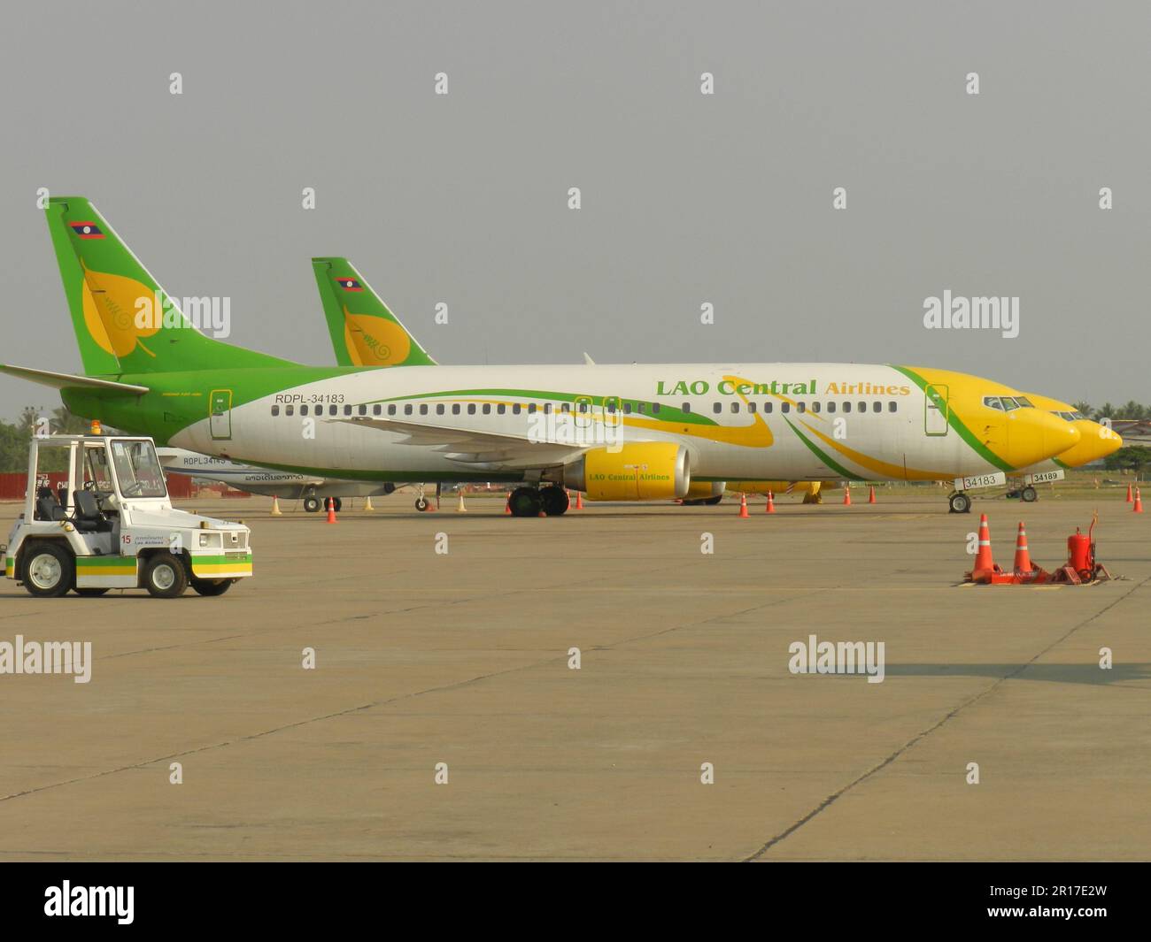 Laos, Flughafen Vientiane: RDPL-34183 und RDPL-34189. Boeing 737-4K5 und -4YO von Lao Central Airlines auf 10.02.2012. Stockfoto