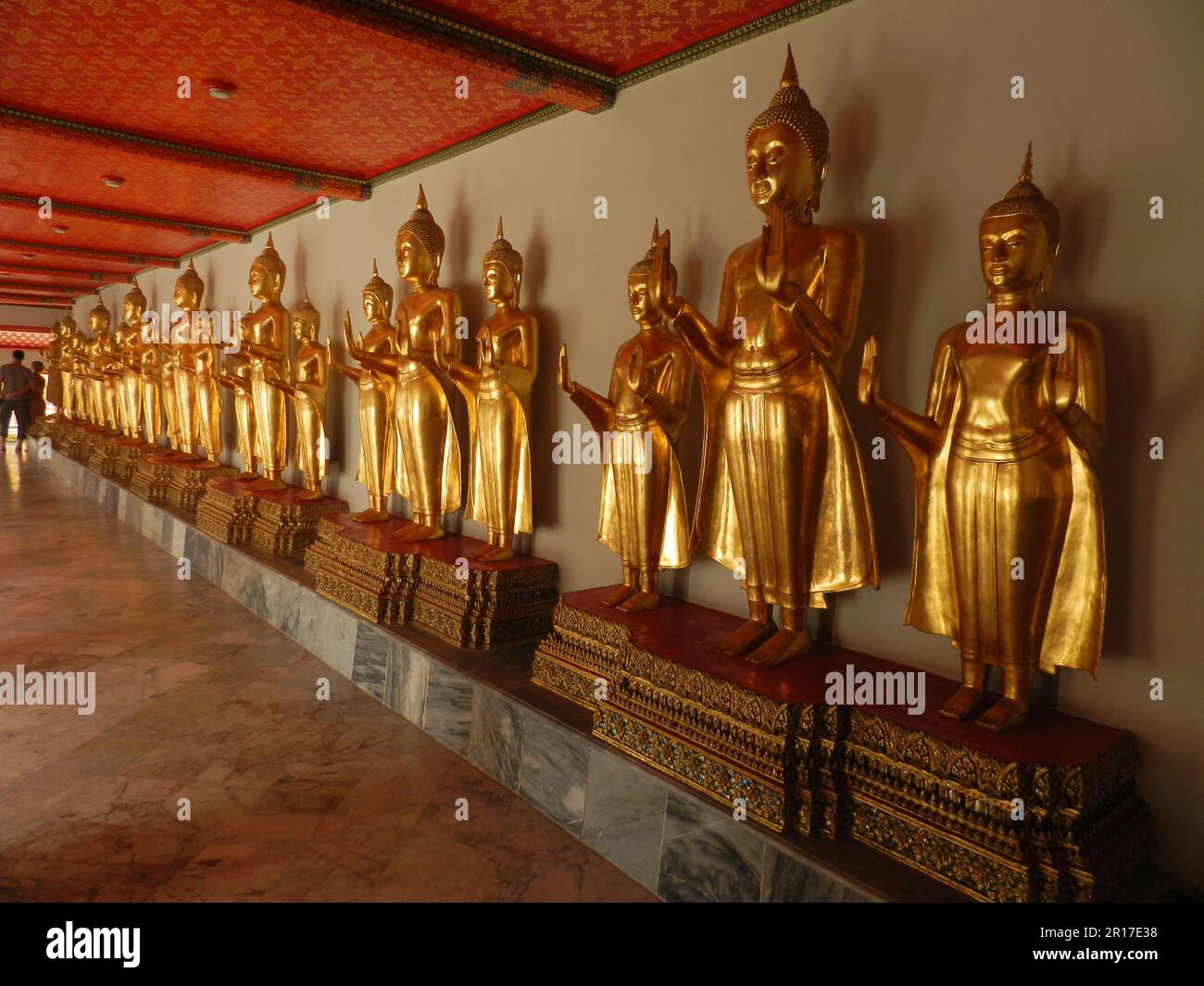 Thailand, Bangkok: Eine Reihe von stehenden Buddhas in den Klöstern des Wat Pho, dem Tempel des liegenden Buddha. Stockfoto
