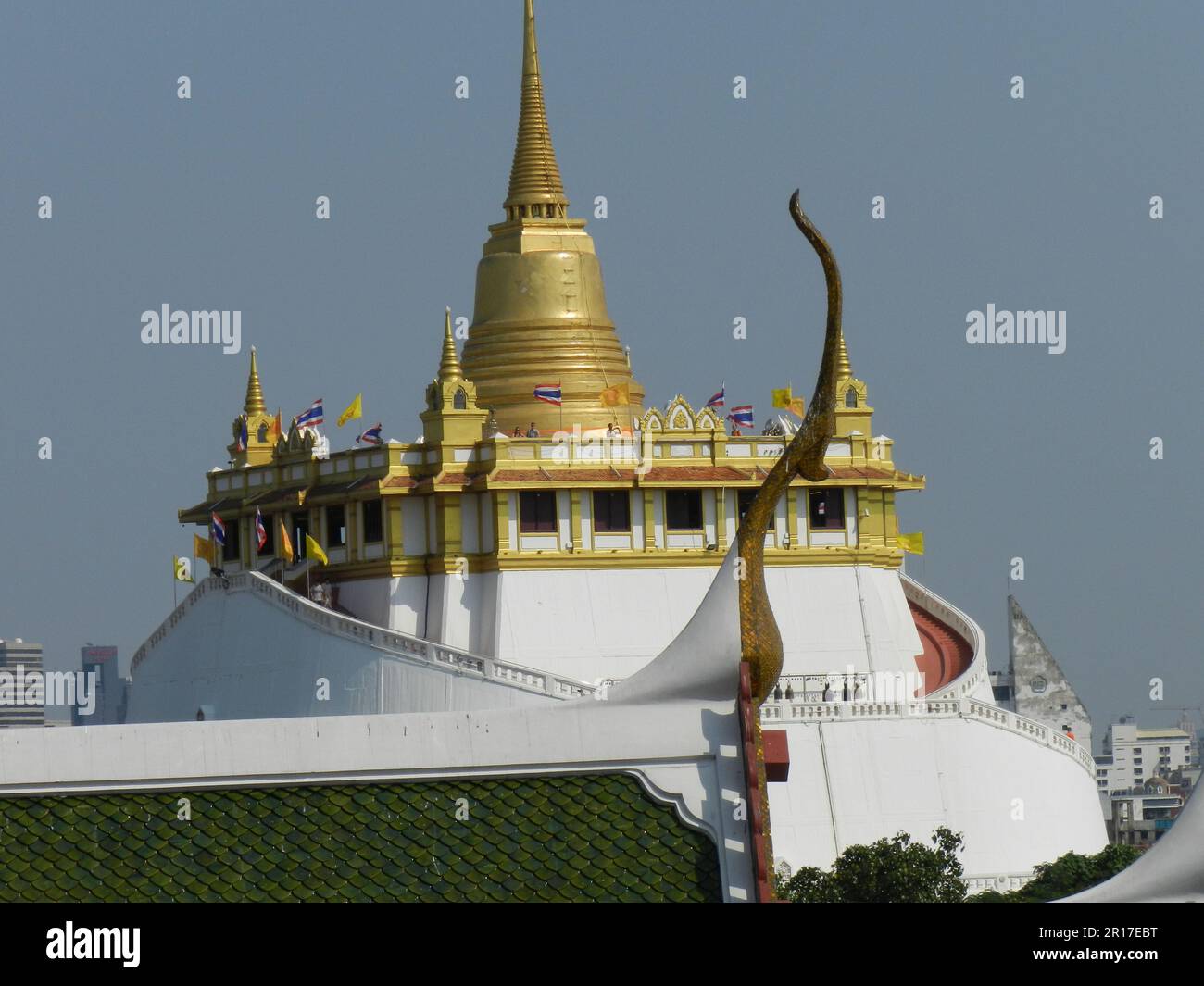 Thailand, Bangkok: Der Schrein von Wat Saket Ratcha Wora Maha Wihan, erbaut während der Herrschaft von Rama III, IV und V und fertiggestellt in Carara Marmor Stockfoto