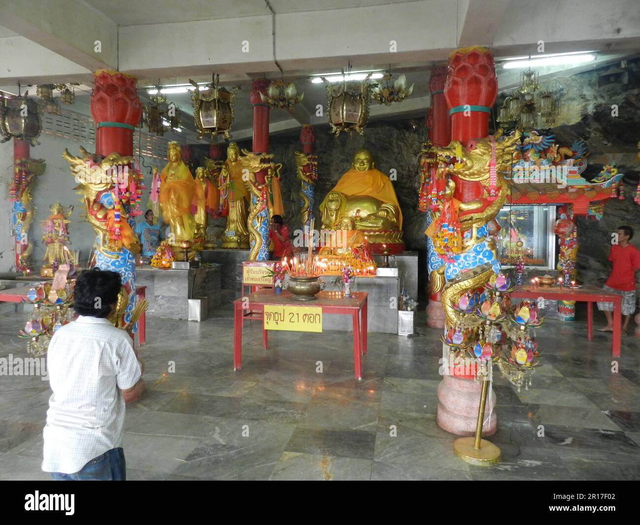 Thailand, Chonburi, Ko Si Chang Island: drachensäulen und Buddha-Figuren auf dem Gelände des chinesischen Tempels San Jao Phaw Khao Yai. Stockfoto