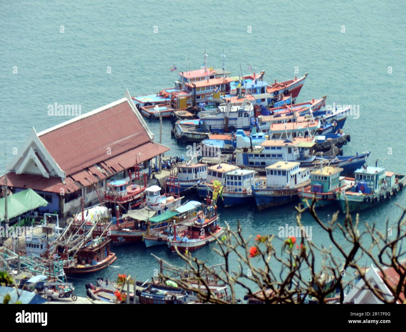 Thailand, Chonburi, Ko Si Chang Island: Nahaufnahme der bunten Boote im Hafen, von der Terrasse des chinesischen Tempels San Jao Phaw Khao Yai. Stockfoto