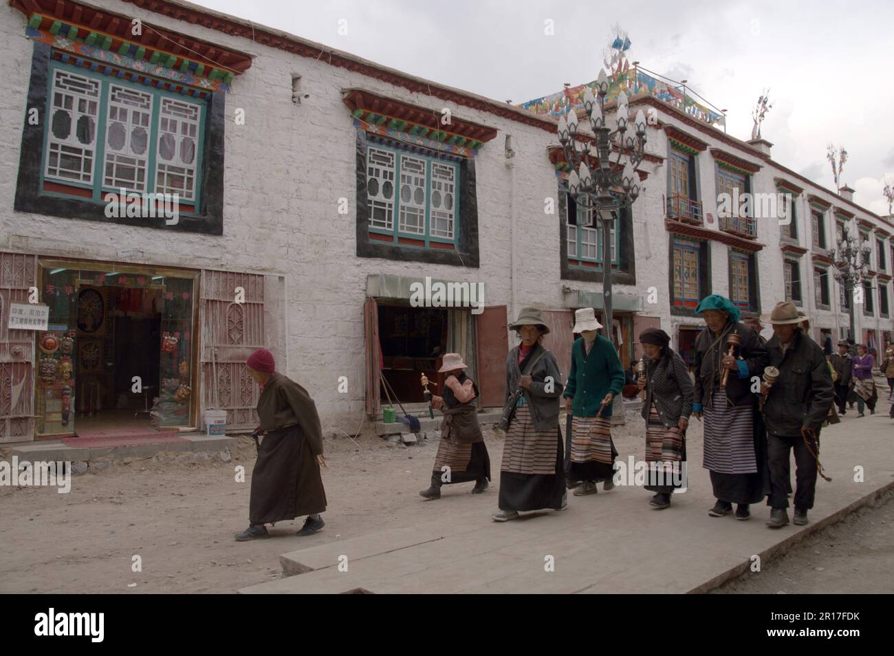Volksrepublik China, Tibet, Lhasa: Pilger, die um die Barkhor-Kora des Jokhang spazieren. Stockfoto