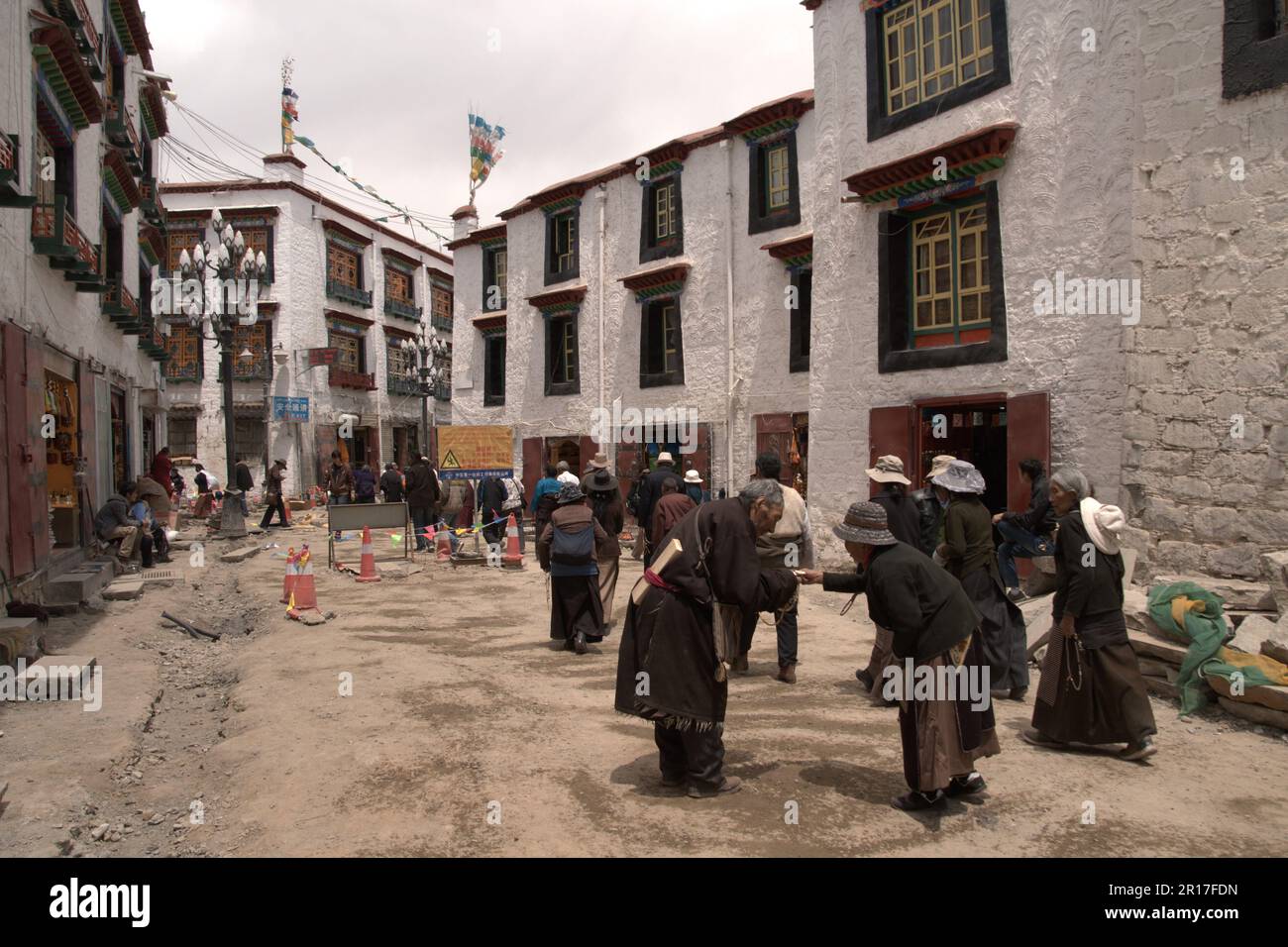 Volksrepublik China, Tibet, Lhasa: Pilger, die um das Barkhorkora des Jokhang spazieren und Almosen geben. Stockfoto