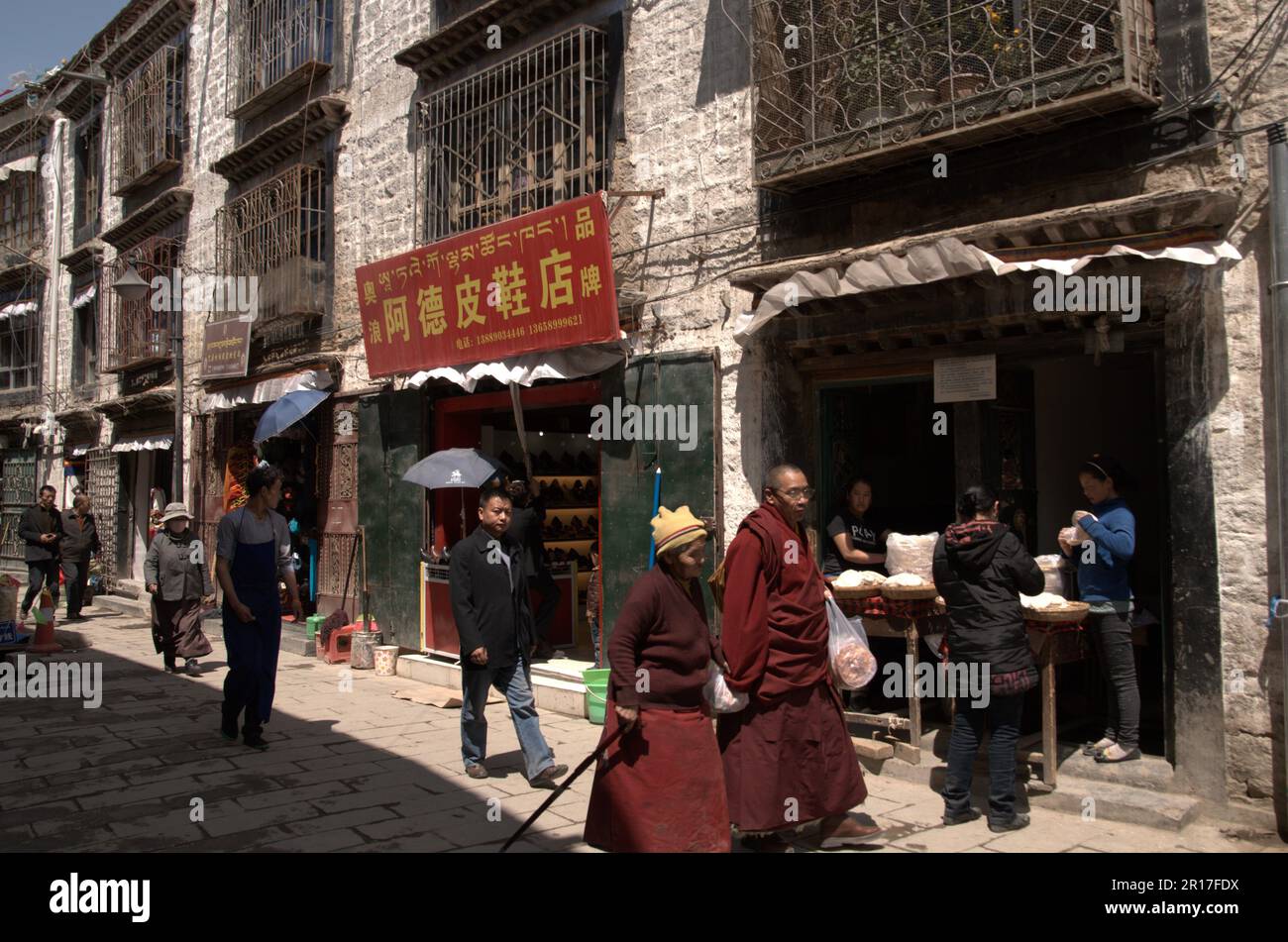 Volksrepublik China, Tibet, Lhasa: Pilger, die um die Barkhor-Kora des Jokhang spazieren. Stockfoto