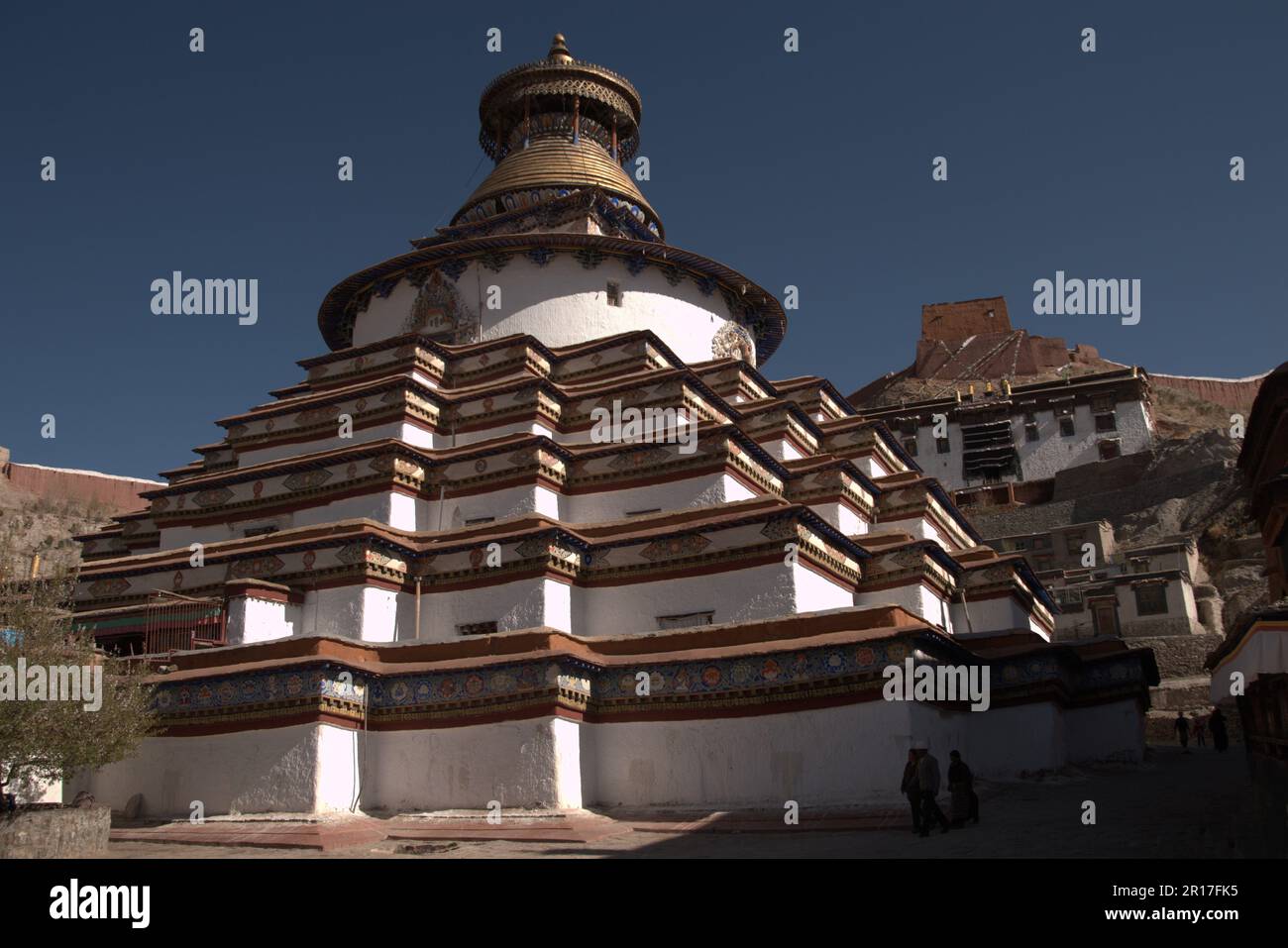 Volksrepublik China, Tibet, Gyantse: Das berühmte Kumbum (1427), 35 Meter hoch, mit 77 Kapellen auf 6 Etagen. Stockfoto