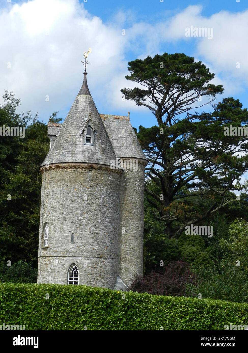 England, Cornwall, Trelissick Gardens (National Trust): Der historische Wasserturm. Stockfoto