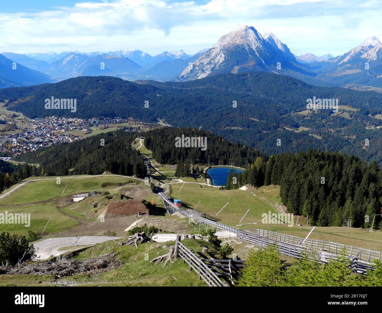 Österreich, Tirol, Seefeld: Die Stadt und die hohe Munde vom Rosshuttle (1760 Meter). Stockfoto