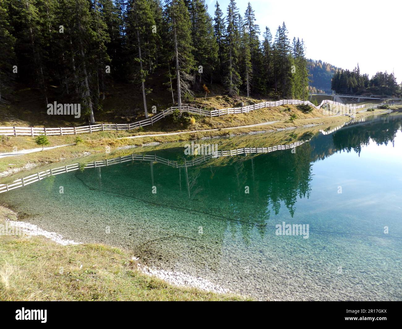 Osterreich, Tirol, Seefeld: Reflexionen am Kaltwassersee in der Nähe des Rosshutte. Stockfoto