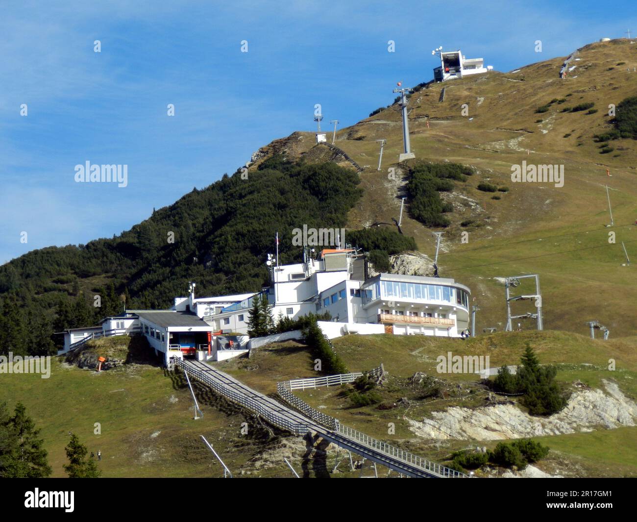 Österreich, Tirol, Seefeld: Teleshot der Rosshutte und Seefelder Joch (2080 Meter) vom Kaltwassersee entfernt. Stockfoto