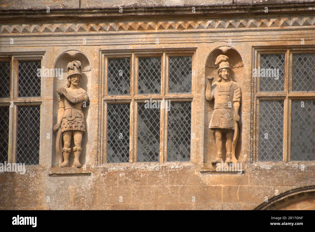 England, Somerset, Montacute House (National Trust), ehemaliger Wohnsitz der Familie Phelips: Zwei der „neun Worthies“ (Joshua und David) im Osten von Stockfoto