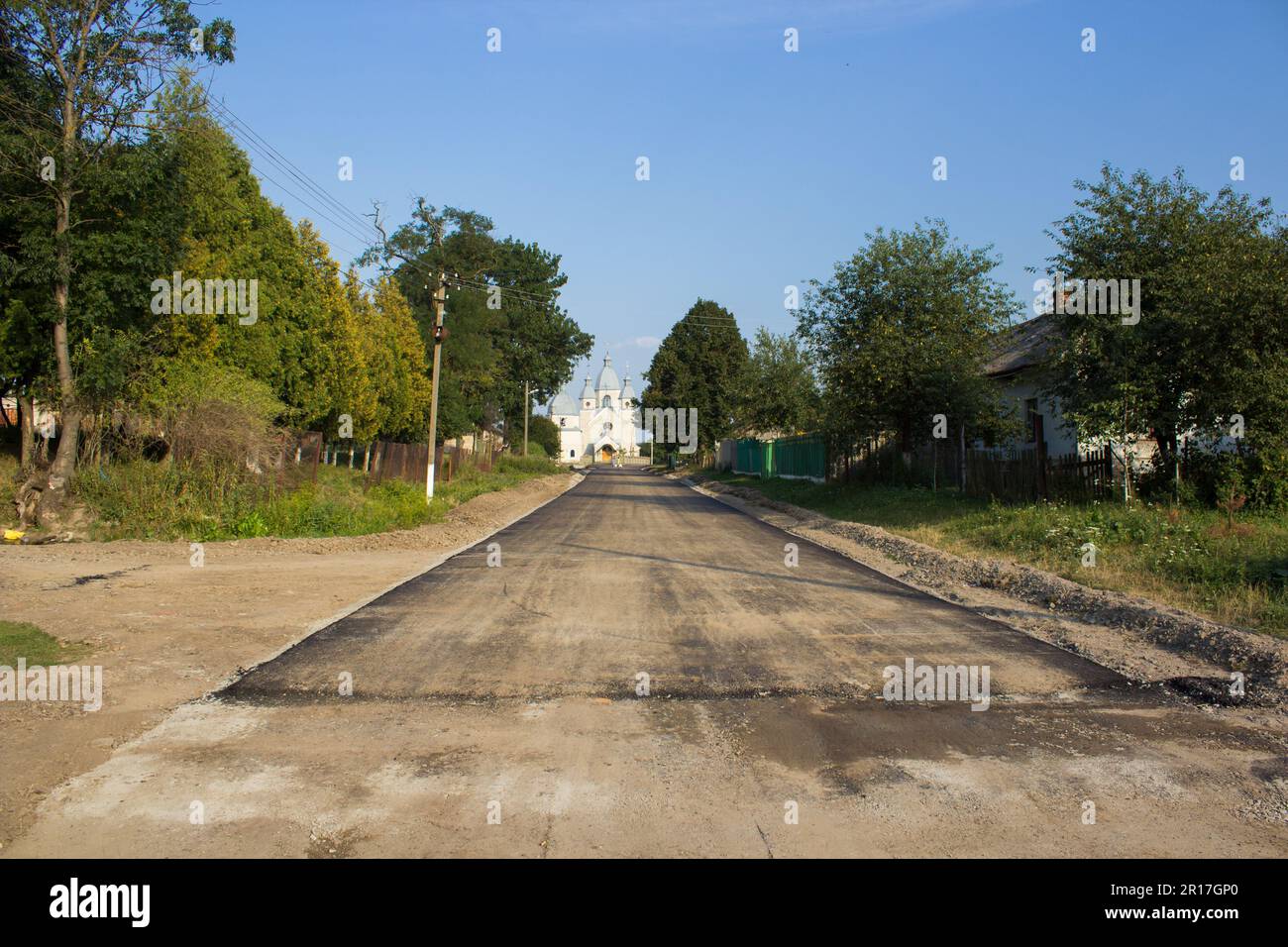 Die Reparatur der asphaltierten Straße auf dem Land ist abgeschlossen Stockfoto
