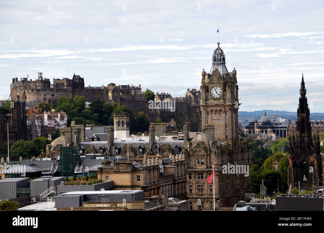 Schottland, Edinburgh: Blick von Calton Hill mit Schloss, Balmoral Hotel und Scott Monument. Stockfoto