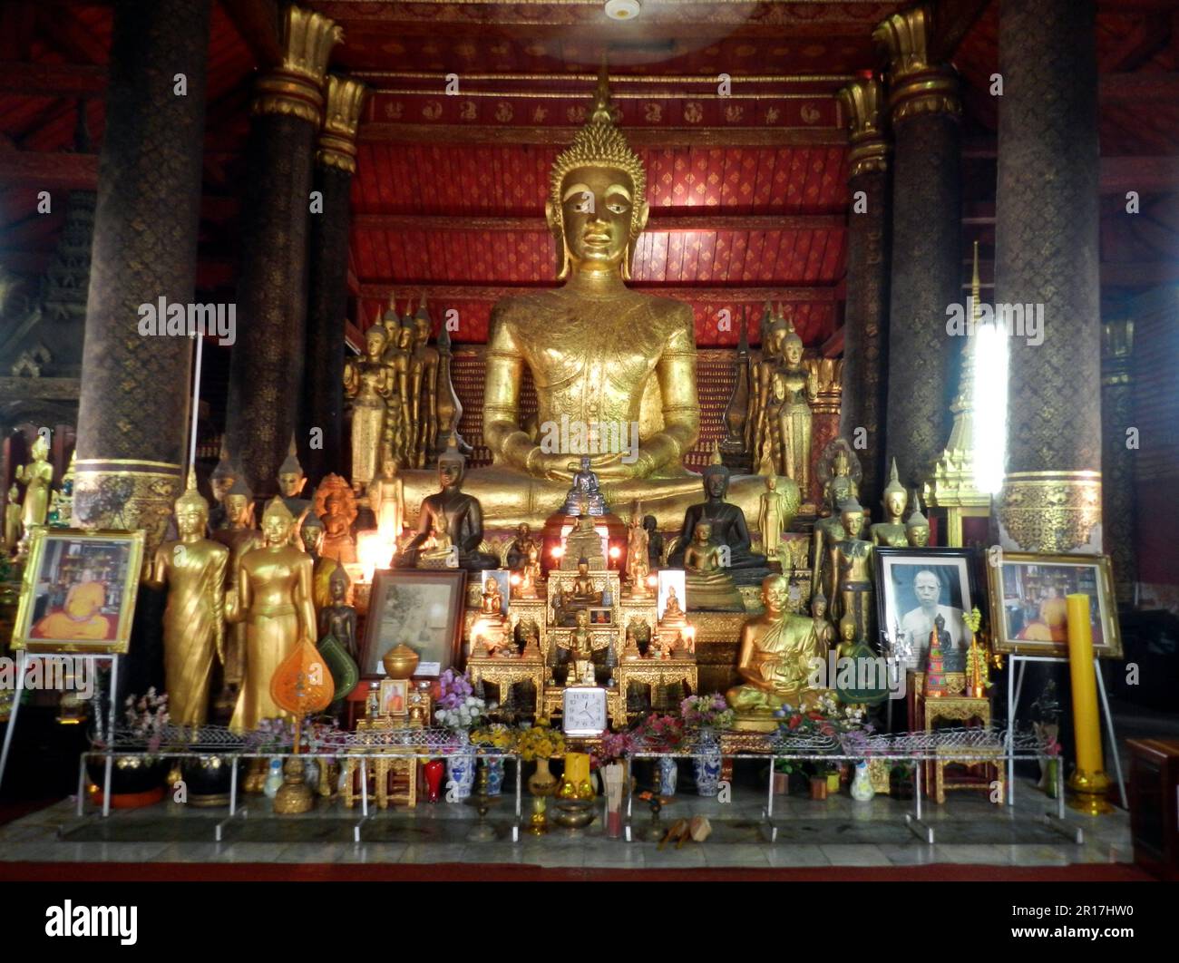 Laos, Luang Prabang: Buddha und Schrein von Wat Mai Suwannaphumaham, erbaut im Jahr 1821, um ein Original aus dem Jahr 1796 zu ersetzen. Stockfoto