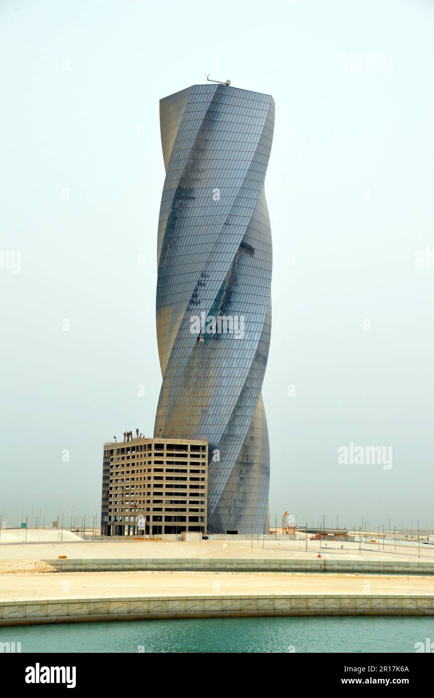 Bahrain, Manama: Ein verdrehtes Hochhaus Aus Glas Wird Derzeit Auf Zurckgewonnenem Land Der