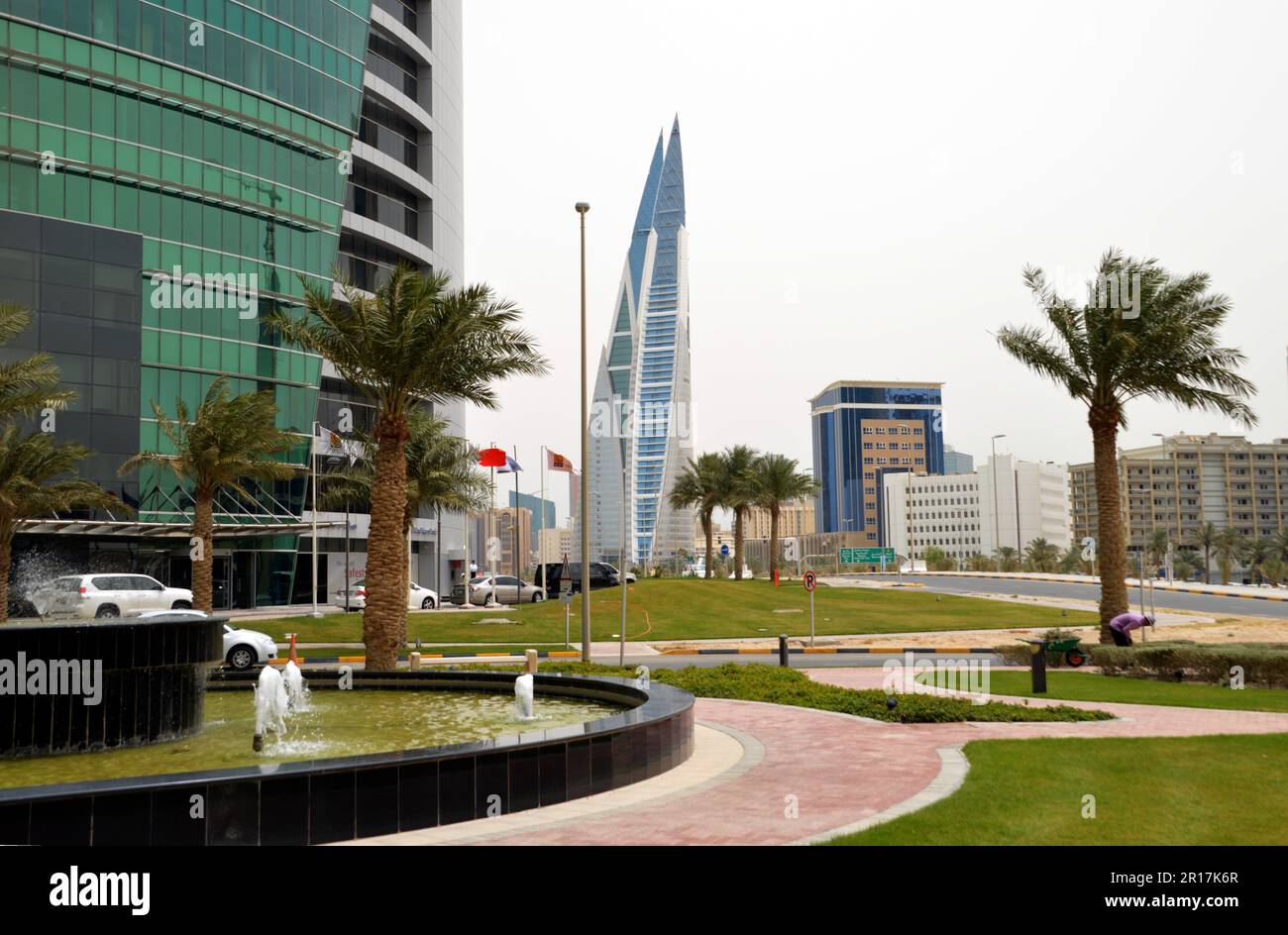 Bahrain, Manama: Blick auf das World Trade Centre vom Bahrain Financial Harbour Building mit Brunnen und Gärten. Stockfoto