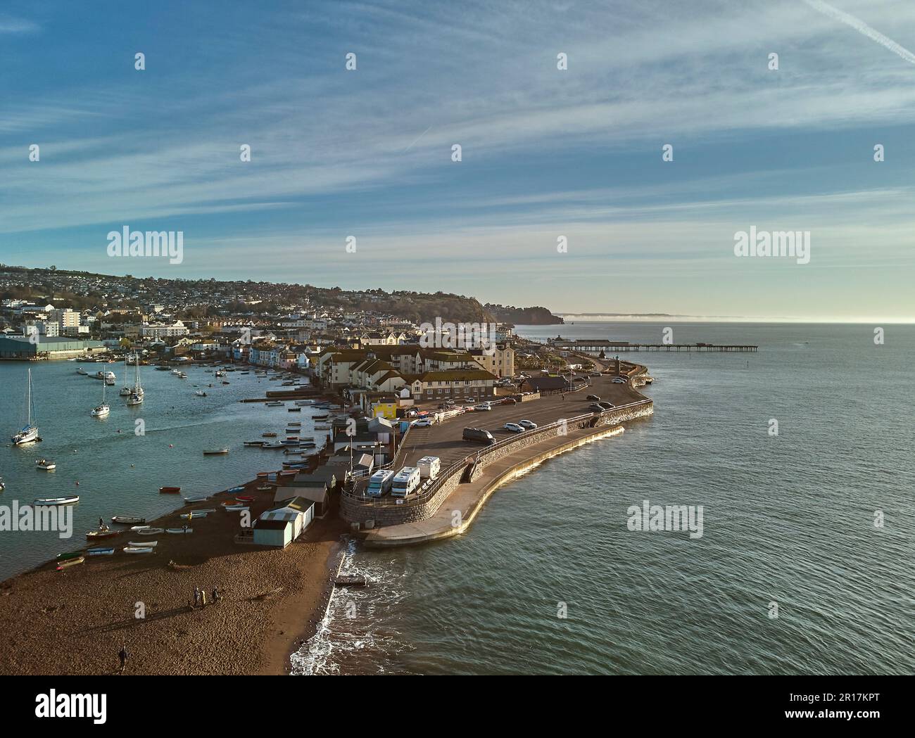 Ein Luftblick auf die Küstenstadt Teignmouth am Vormittag, der sowohl den Strand als auch den Hafen Devon, Großbritannien, zeigt. Stockfoto
