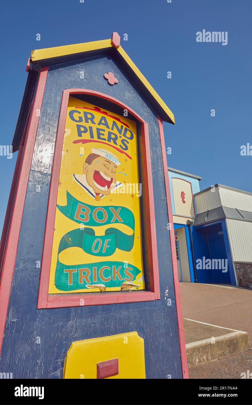 Traditionelle Unterhaltung am Meer, vor dem Pier in Teignmouth, Devon, Großbritannien. Stockfoto