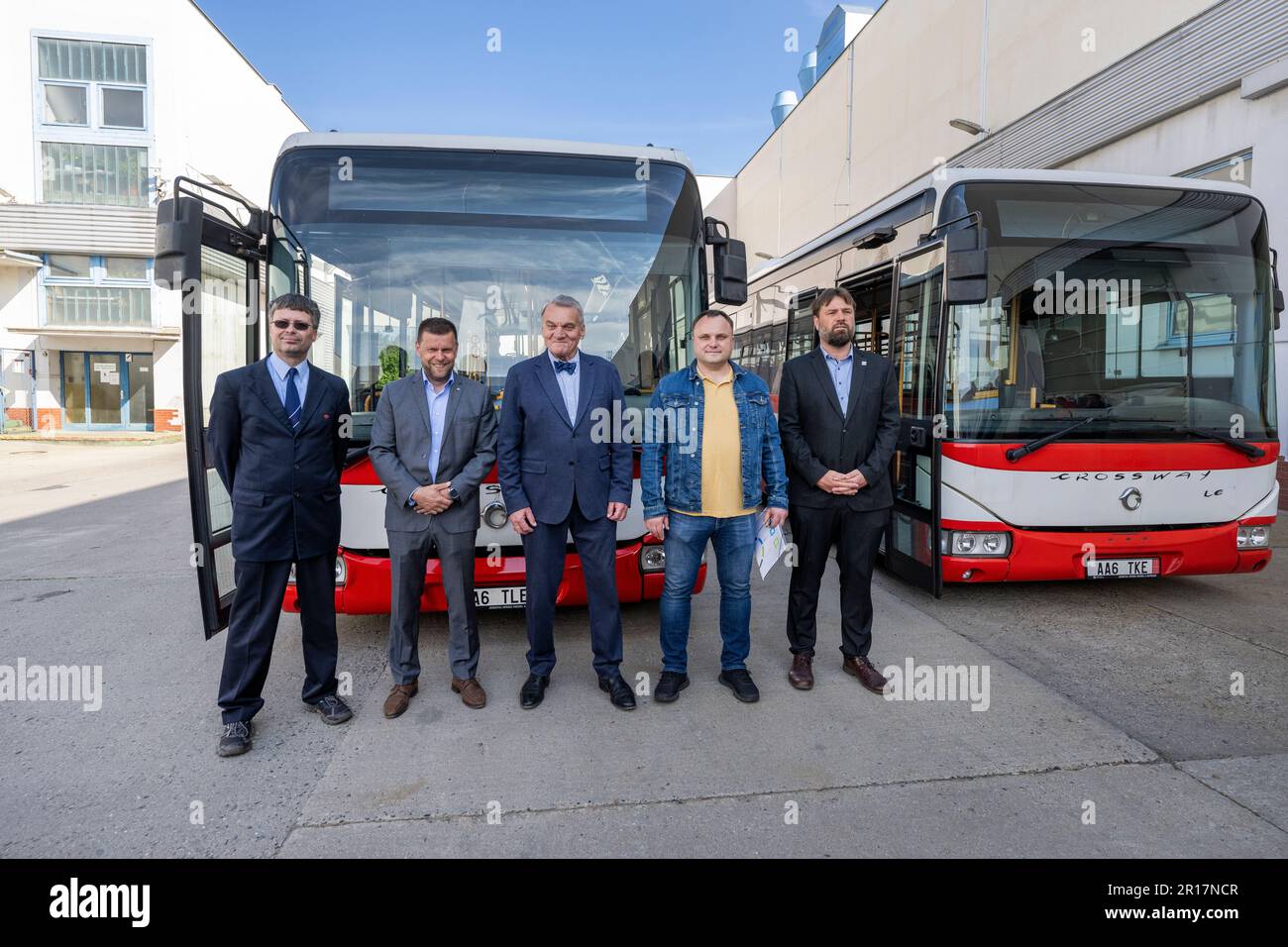 Prag, Tschechische Republik. 12. Mai 2023. Übergabe von zwei Bussen der Prag Public Transit Company an das Transportunternehmen Mykolayiv als Teil der Beihilfe für die Hauptstadt Prag an die Ukraine in Prag, Tschechische Republik, am 12. Mai 2023. Von links: Technischer Direktor - Straßenbahnen und Busse Jan Surovsky, Geschäftsführer der Prag Public Transit Company Petr Witowski, Bürgermeister von Prag Bohuslav Svoboda, Leiter von Nikolaevpastrans Alexey Ushakov und Regionaldirektor für Östliche Partnerschaft und Balkan bei People in Need Petr Drbohlav. Kredit: Michaela Rihova/CTK Photo/Alamy Live News Stockfoto